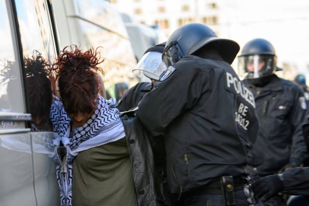 Bilder des Jahres 2024, News 04 April News Themen der Woche KW16 Berlin Demonstration Stop Arming Israel German police arrests a protester during a demonstration to show support to the Palestinians and protest against Germany™s arms shipment to Israel on Saturday, April 20, 2024 in Berlin. Protesters gathered in Potsdamer Platz in Berlin as hundreds of left wing and Palestinian people were gathering to demonstrate under the slogan Stop arming Isreal. No weapons for Israel. Just minutes before the march started several people were arrested due to prohibited chants. Berlin Berlin Germany Copyright: xStefanxFrankx