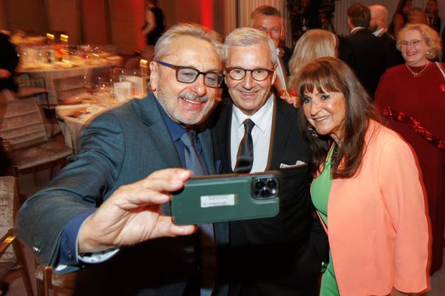 Gala - Felix Burda Award Wolfgang Stumph, Jan Hofer und Christine Stumph bei der Felix Burda Award Gala im Hotel Adlon Kempinskil am 21.04.2024 in Berlin. Copyright: xEventpressxKochanx