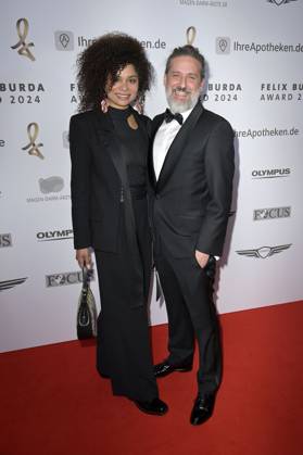 Andreas Kreimaier mit Begleitung bei der 19. Verleihung des Felix Burda Award 2024 im Hotel Adlon Kempinski. Berlin, 21.04.2024
