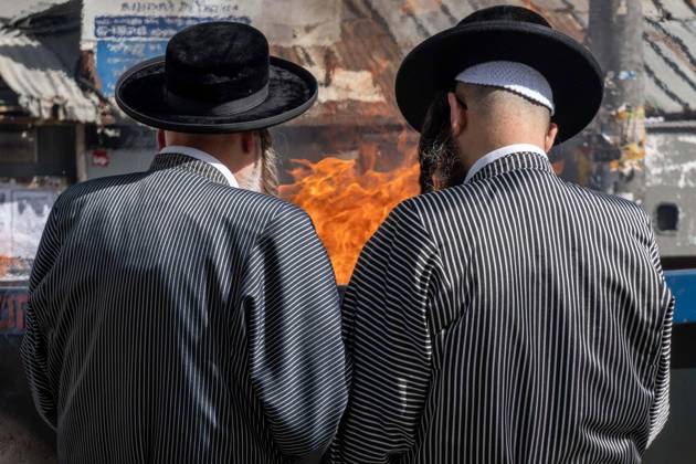 Bilder des Jahres 2024, News 04 April News Themen der Woche KW17 News Bilder des Tages Israel, Auftakt zu Pessach Fest in Jerusalem April 22, 2024, Jerusalem, Israel: Ultra Orthodox Jews burn scraps of bread, leavened goods and items made of yeast in the ceremonial biur chametz, burning of leavened bread, meant to cleanse the country during Passover, which begins this afternoon at sunset. Jerusalem Israel - ZUMAa126 20240422_zap_a126_004 Copyright: xNirxAlonx