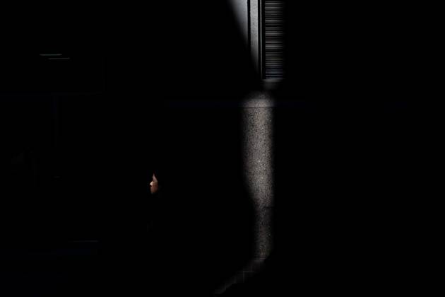 April 22, 2024, Santiago, Metropolitana, Chile: A woman is illuminated by a ray of sunlight in the morning in Santiago, Chile. Santiago Chile - ZUMAb332 20240422_zip_b332_003 Copyright: xMatiasxBasualdox