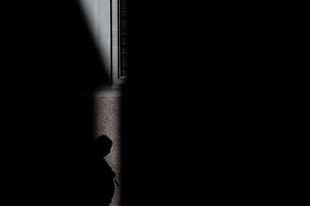 April 22, 2024, Santiago, Metropolitana, Chile: A woman is illuminated by a ray of sunlight in the morning in Santiago, Chile. Santiago Chile - ZUMAb332 20240422_zip_b332_004 Copyright: xMatiasxBasualdox