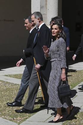 Spain s King Felipe VI (C), Queen Letizia (R) and Prime Minister Pero Sanchez (L) arrive to attend the 2023 Cervantes Award held in Alcala de Henares, Madrid, Spain, 23 April 2024. Spanish writer Luis Mateo Diez has been awarded with the 2023 Cervantes Award. 2023 Cervantes Award !ACHTUNG: NUR REDAKTIONELLE NUTZUNG!  Copyright: xBallesterosx GRAF5412 20240423-55013400752_1