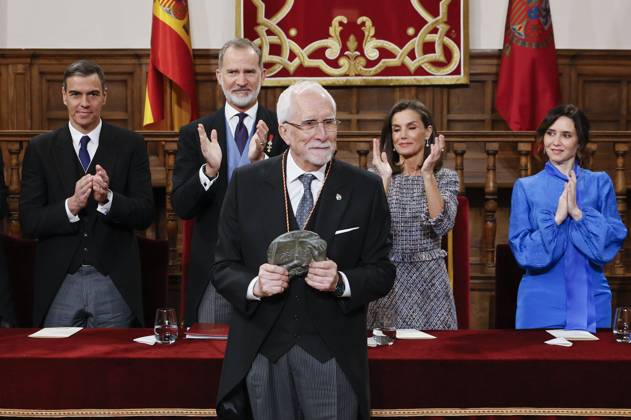 Bilder des Jahres 2024, Entertainment 04 April Entertainment Themen der Woche KW17 Entertainment Bilder des Tages Spain s King Felipe VI (2l), Queen Letizia (2R), Prime Minister Pero Sanchez (L) and Madrid s regional President, Isabel Diaz Ayuso (R), applaud as writer Luis Mateo Diez (C) receives the 2023 Cervantes Award during the awarding ceremony held in Alcala de Henares, Madrid, Spain, 23 April 2024. Spanish writer Luis Mateo Diez has been awarded with the 2023 Cervantes Award. 2023 Cervantes Award !ACHTUNG: NUR REDAKTIONELLE NUTZUNG!  Copyright: xBallesterosx GRAF5464 20240423-55013401034_1