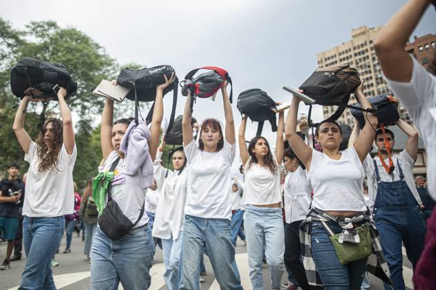 Bilder des Jahres 2024, News 04 April News Themen der Woche KW17 News Bilder des Tages Argentinien, landesweiter Protest gegen geplante Einsparungen im Bildungssektor April 23, 2024, Cordoba Capital, Cordoba, ARGENTINA: Professors, students and graduates marched in Cordoba and throughout the country to show their support and defend public education in response to budget cuts to public universities. It is the largest protest to date against President Javier Milei s painful austerity measures. Cordoba Capital ARGENTINA - ZUMAb196 20240423_zip_b196_031 Copyright: xDanielxBustosx