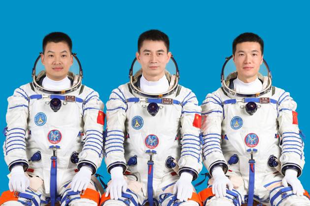 Bilder des Jahres 2024, News 04 April News Themen der Woche KW17 News Bilder des Tages (240424) -- JIUQUAN, April 24, 2024 -- This undated photo shows Chinese astronauts Ye Guangfu (C), Li Cong (R) and Li Guangsu who will carry out the Shenzhou-18 spaceflight mission. Chinese astronauts Ye Guangfu, Li Cong and Li Guangsu will carry out the Shenzhou-18 crewed spaceflight mission, and Ye will be the commander, the China Manned Space Agency announced at a press conference on Wednesday. (EyesonSci) CHINA-SHENZHOU-18-CREW (CN) LiuxFang 