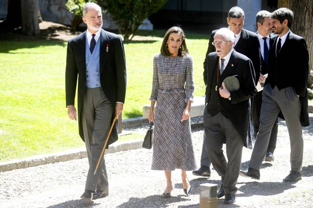 König Felipe VI. von Spanien, Königin Letizia von Spanien und Luis Mateo Diez bei der Verleihung des Premio Miguel de Cervantes für Literatur an Luis Mateo Diez in der Universidad de Alcala. Alcala de Henares, 23.04.2024