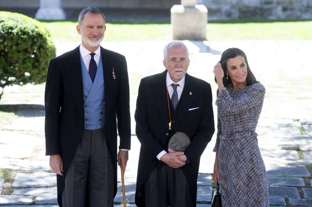 König Felipe VI. von Spanien, Königin Letizia von Spanien und Luis Mateo Diez bei der Verleihung des Premio Miguel de Cervantes für Literatur an Luis Mateo Diez in der Universidad de Alcala. Alcala de Henares, 23.04.2024