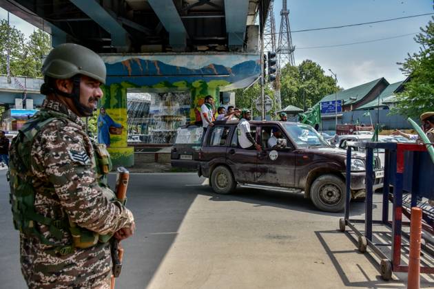 April 24, 2024, Srinagar, India: A paramilitary trooper stands alert as supporters of Peoples Democratic Party (PDP) take part in an election rally in Srinagar. Srinagar India - ZUMAs197 20240424_aaa_s197_008 Copyright: xSaqibxMajeedx