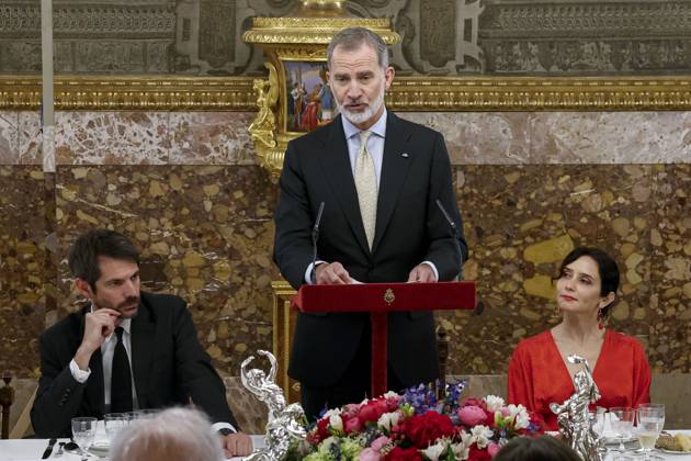 Spain s King Felipe VI (C) delivers a speech next to Madrid s regional president Isabel Díaz Ayuso (R) and Spanish Minister of Culture, Ernest Urtasun (L), before the lunch that the royal couple have held at the Royal Palace in Madrid, Spain, 24 april 2024, on occasion of the Cervantes Award that was awarded the previous day to Spanish writer Luis Mateo Diez. Spanish Royals hold lunch on occasion of the Cervantes Award !ACHTUNG: NUR REDAKTIONELLE NUTZUNG! Copyright: xDANIELxGONZÁLEZx GRAF6513 20240424-55013410906_1