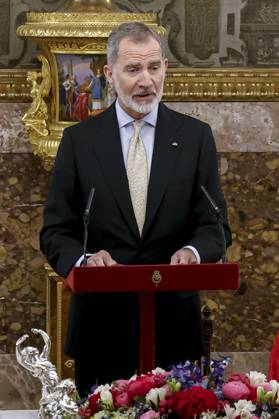 Spain s King Felipe VI delivers a speech during the lunch that the royal couple have held at the Royal Palace in Madrid, Spain, 24 april 2024, on occasion of the Cervantes Award that was awarded the previous day to Spanish writer Luis Mateo Diez. Spanish Royals hold lunch on occasion of the Cervantes Award !ACHTUNG: NUR REDAKTIONELLE NUTZUNG! Copyright: xDANIELxGONZÁLEZx GRAF6521 20240424-55013410918_1