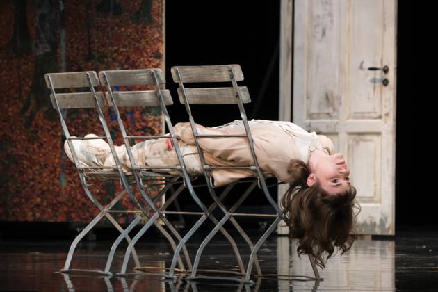 Bilder des Jahres 2024, Entertainment 04 April Entertainment Themen der Woche KW17 Entertainment Bilder des Tages Linda Stockfleth spielt im Theaterstück Der einsame Weg von Arthur Schnitzler, Fotoprobe am 24.4.2024 im Ernst Deutsch Theater Hamburg