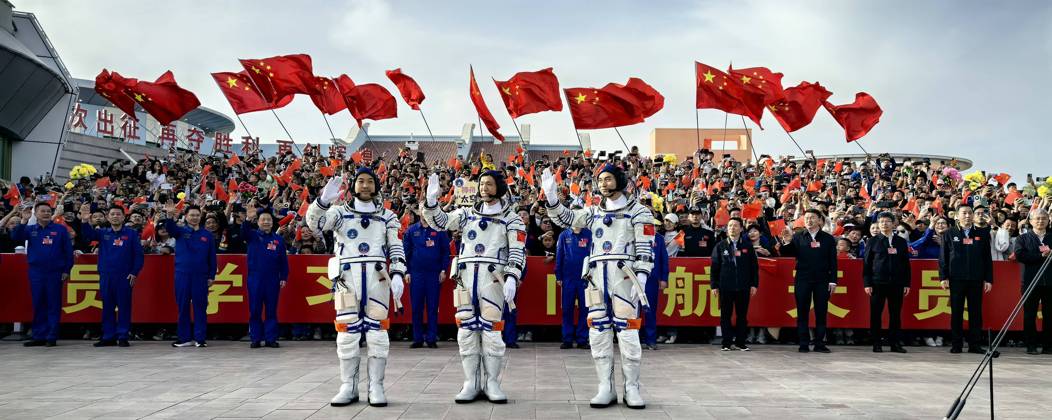 Bilder des Jahres 2024, News 04 April News Themen der Woche KW17 News Bilder des Tages China, Raumfahrer der Shenzhou 18 Crew in Jiuquan (240425) -- JIUQUAN, April 25, 2024 -- Chinese taikonauts Ye Guangfu (R), Li Cong (C) and Li Guangsu attend a see-off ceremony at the Jiuquan Satellite Launch Center in northwest China on April 25, 2024. A see-off ceremony for three taikonauts of the Shenzhou-18 crewed space mission was held on Thursday at the Jiuquan Satellite Launch Center in northwest China. ) (EyesonSci) CHINA-SHENZHOU-18-TAIKONAUTS-SEE-OFF CEREMONY (CN) LixGang 