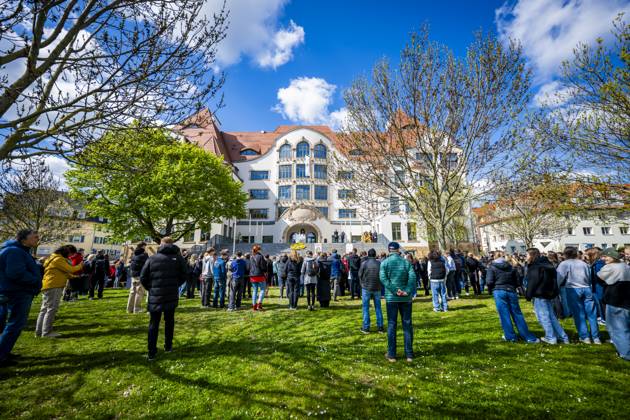 Bilder des Jahres 2024, News 04 April News Themen der Woche KW17 GEDENKEN AN AMOKLAUF AM ERFURTER GUTENBERG-GYMNASIUM 26 04 2024 - Erfurt: Der 22. Gedenktag anlässlich des Amoklaufs vom 26. April 2002 am Gutenberg-Gymnasium am 26. April 2024. Auf dem Gelände vor der Schule versammeln sich Personen zum Gedenken. _________________