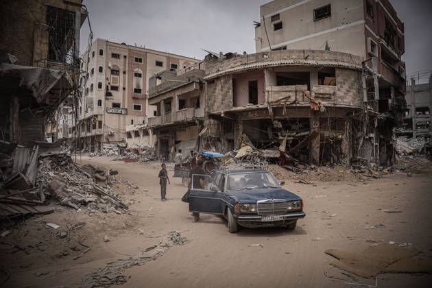 Bilder des Jahres 2024, News 04 April News Themen der Woche KW17 News Bilder des Tages April 26, 2024, Gaza City, Gaza City, Gaza Strip: A taxi driver transports people to their destroyed homes to get out what is left of them Gaza City Gaza Strip - ZUMAa249 20240426_znp_a249_012 Copyright: xSaherxAlghorrax