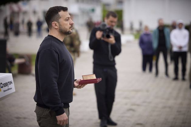 Bilder des Jahres 2024, News 04 April News Themen der Woche KW17 News Bilder des Tages April 26, 2024, Slavutych, Chernihiv Oblast, Ukraine: Ukrainian President Volodymyr Zelenskyy, left, presents state awards to survivors and family members of the 1986 Chornobyl nuclear power plant disaster on the 38th anniversary, April 26, 2024, in Slavutych, Ukraine. The Russian invasion of Ukraine has threatened a similar disaster with the Ukrainian Zaporizhzhia nuclear power plant occupied by Russian forces. Slavutych Ukraine - ZUMAp138 20240426_zaa_p138_031 Copyright: xUkrainexPresidency UkrainianxPrex