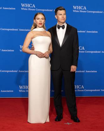 Bilder des Jahres 2024, Entertainment 04 April Entertainment Themen der Woche KW17 April 27, 2024, Washington, District Of Columbia, USA: Actress Scarlett Johansson, left, and comedian Colin Jost arrive for the 2024 White House Correspondents Association Dinner at the Washington Hilton Hotel on Saturday, April 27, 2024 in Washington, DC Washington USA - ZUMAs152 20240427_faa_s152_064 Copyright: xRonxSachsx