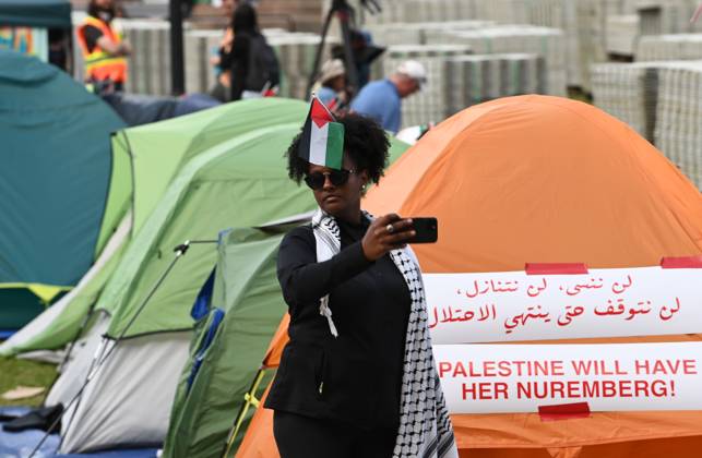 April 29, 2024, New York, New York, USA: The 5pm deadline set by Columbia University announced that there would be students suspended if they donâ€⠢t leave the quad area where the tents are. Many remained while a few folded up their tent. Faculty members are seen wearing bright orange vests. There were a few Israel supporters on the quad but it was essentially 2 against 1000â€⠢s. (Photo: Andrea RENAULT Zuma Press) New York USA - ZUMAg115 20240429_faf_g115_032 Copyright: xAndreaxRenaultx