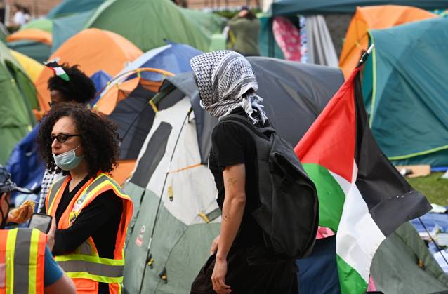 April 29, 2024, New York, New York, USA: The 5pm deadline set by Columbia University announced that there would be students suspended if they donâ€⠢t leave the quad area where the tents are. Many remained while a few folded up their tent. Faculty members are seen wearing bright orange vests. There were a few Israel supporters on the quad but it was essentially 2 against 1000â€⠢s. (Photo: Andrea RENAULT Zuma Press) New York USA - ZUMAg115 20240429_faf_g115_033 Copyright: xAndreaxRenaultx