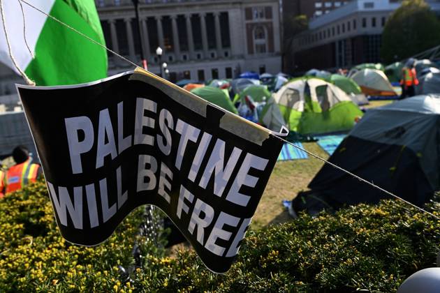 April 29, 2024, New York, New York, USA: The 5pm deadline set by Columbia University announced that there would be students suspended if they donâ€⠢t leave the quad area where the tents are. Many remained while a few folded up their tent. Faculty members are seen wearing bright orange vests. There were a few Israel supporters on the quad but it was essentially 2 against 1000â€⠢s. (Photo: Andrea RENAULT Zuma Press) New York USA - ZUMAg115 20240429_faf_g115_037 Copyright: xAndreaxRenaultx