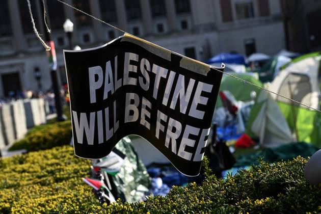 April 29, 2024, New York, New York, USA: The 5pm deadline set by Columbia University announced that there would be students suspended if they donâ€⠢t leave the quad area where the tents are. Many remained while a few folded up their tent. Faculty members are seen wearing bright orange vests. There were a few Israel supporters on the quad but it was essentially 2 against 1000â€⠢s. (Photo: Andrea RENAULT Zuma Press) New York USA - ZUMAg115 20240429_faf_g115_039 Copyright: xAndreaxRenaultx