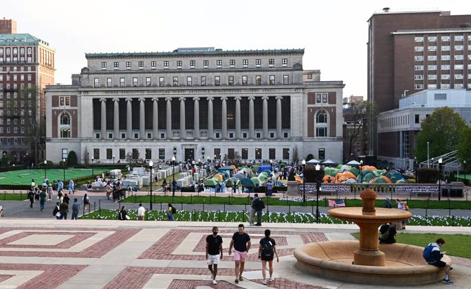 April 29, 2024, New York, New York, USA: The 5pm deadline set by Columbia University announced that there would be students suspended if they donâ€⠢t leave the quad area where the tents are. Many remained while a few folded up their tent. Faculty members are seen wearing bright orange vests. There were a few Israel supporters on the quad but it was essentially 2 against 1000â€⠢s. (Photo: Andrea RENAULT Zuma Press) New York USA - ZUMAg115 20240429_faf_g115_040 Copyright: xAndreaxRenaultx