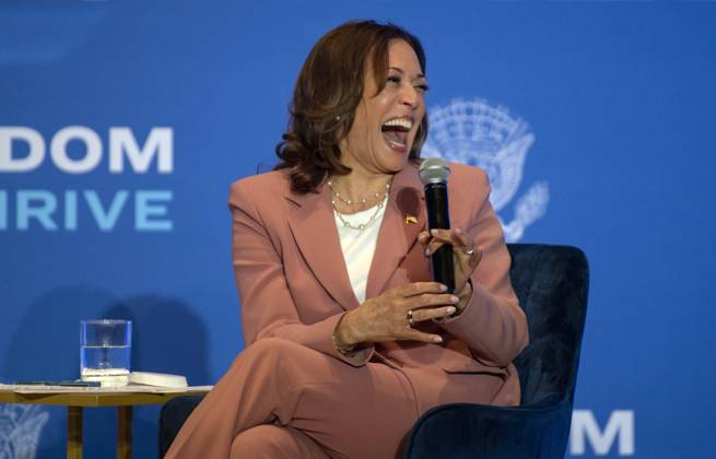 News Themen der Woche KW18 Bilder des Jahres 2024, News 04 April April 29, 2024 - Atlanta, Georgia, USA - Vice President KAMALA HARRIS, kicks off her multi-state Nationwide Economic Opportunity Tour with a sit-down discussion at the Georgia International Convention Center. She highlighted how the Biden-Harris Administration has taken steps to advance economic opportunity by increasing access to capital, investing in small businesses, addressing housing costs, forgiving student loans ande medical debt, investing in infrastructure, and championing policies that put money in people s pockets and build wealth. Atlanta USA - ZUMAce6_ 20240429_zaf_ce6_034 Copyright: xBrianxCahnx