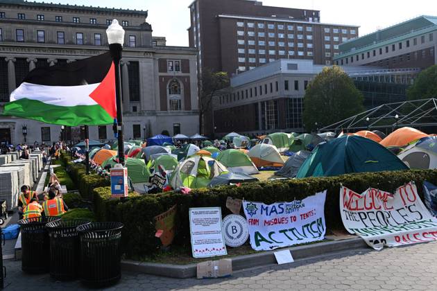 April 29, 2024, New York, New York, USA: The 5pm deadline set by Columbia University announced that there would be students suspended if they donâ€⠢t leave the quad area where the tents are. Many remained while a few folded up their tent. Faculty members are seen wearing bright orange vests. There were a few Israel supporters on the quad but it was essentially 2 against 1000â€⠢s. (Photo: Andrea RENAULT Zuma Press) New York USA - ZUMAg115 20240429_faf_g115_041 Copyright: xAndreaxRenaultx