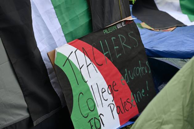 April 29, 2024, New York, New York, USA: The 5pm deadline set by Columbia University announced that there would be students suspended if they donâ€⠢t leave the quad area where the tents are. Many remained while a few folded up their tent. Faculty members are seen wearing bright orange vests. There were a few Israel supporters on the quad but it was essentially 2 against 1000â€⠢s. (Photo: Andrea RENAULT Zuma Press) New York USA - ZUMAg115 20240429_faf_g115_053 Copyright: xAndreaxRenaultx