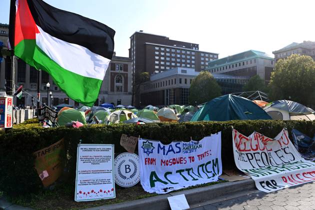 April 29, 2024, New York, New York, USA: The 5pm deadline set by Columbia University announced that there would be students suspended if they donâ€⠢t leave the quad area where the tents are. Many remained while a few folded up their tent. Faculty members are seen wearing bright orange vests. There were a few Israel supporters on the quad but it was essentially 2 against 1000â€⠢s. (Photo: Andrea RENAULT Zuma Press) New York USA - ZUMAg115 20240429_faf_g115_042 Copyright: xAndreaxRenaultx