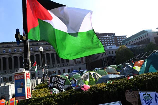 April 29, 2024, New York, New York, USA: The 5pm deadline set by Columbia University announced that there would be students suspended if they donâ€⠢t leave the quad area where the tents are. Many remained while a few folded up their tent. Faculty members are seen wearing bright orange vests. There were a few Israel supporters on the quad but it was essentially 2 against 1000â€⠢s. (Photo: Andrea RENAULT Zuma Press) New York USA - ZUMAg115 20240429_faf_g115_044 Copyright: xAndreaxRenaultx