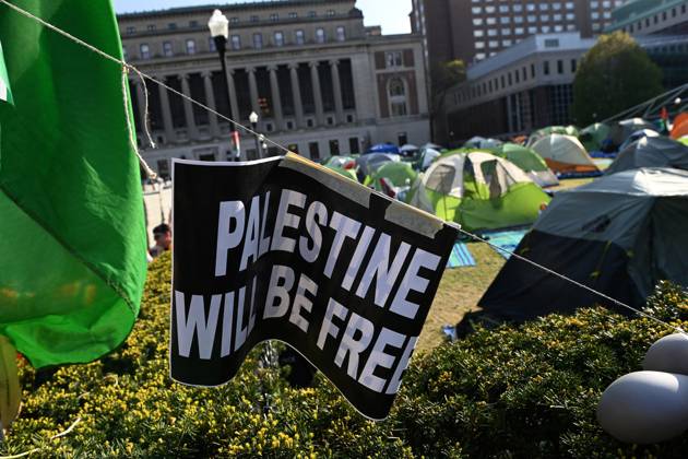 April 29, 2024, New York, New York, USA: The 5pm deadline set by Columbia University announced that there would be students suspended if they donâ€⠢t leave the quad area where the tents are. Many remained while a few folded up their tent. Faculty members are seen wearing bright orange vests. There were a few Israel supporters on the quad but it was essentially 2 against 1000â€⠢s. (Photo: Andrea RENAULT Zuma Press) New York USA - ZUMAg115 20240429_faf_g115_045 Copyright: xAndreaxRenaultx