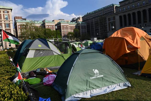 April 29, 2024, New York, New York, USA: The 5pm deadline set by Columbia University announced that there would be students suspended if they donâ€⠢t leave the quad area where the tents are. Many remained while a few folded up their tent. Faculty members are seen wearing bright orange vests. There were a few Israel supporters on the quad but it was essentially 2 against 1000â€⠢s. (Photo: Andrea RENAULT Zuma Press) New York USA - ZUMAg115 20240429_faf_g115_047 Copyright: xAndreaxRenaultx