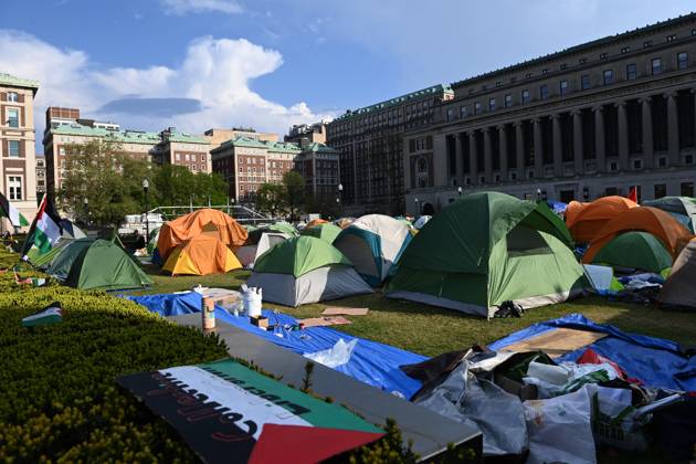 April 29, 2024, New York, New York, USA: The 5pm deadline set by Columbia University announced that there would be students suspended if they donâ€⠢t leave the quad area where the tents are. Many remained while a few folded up their tent. Faculty members are seen wearing bright orange vests. There were a few Israel supporters on the quad but it was essentially 2 against 1000â€⠢s. (Photo: Andrea RENAULT Zuma Press) New York USA - ZUMAg115 20240429_faf_g115_054 Copyright: xAndreaxRenaultx