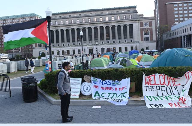 April 29, 2024, New York, New York, USA: The 5pm deadline set by Columbia University announced that there would be students suspended if they donâ€⠢t leave the quad area where the tents are. Many remained while a few folded up their tent. Faculty members are seen wearing bright orange vests. There were a few Israel supporters on the quad but it was essentially 2 against 1000â€⠢s. (Photo: Andrea RENAULT Zuma Press) New York USA - ZUMAg115 20240429_faf_g115_056 Copyright: xAndreaxRenaultx
