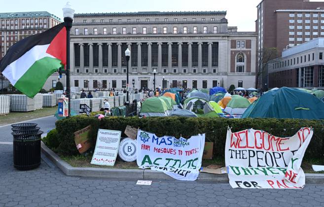 April 29, 2024, New York, New York, USA: The 5pm deadline set by Columbia University announced that there would be students suspended if they donâ€⠢t leave the quad area where the tents are. Many remained while a few folded up their tent. Faculty members are seen wearing bright orange vests. There were a few Israel supporters on the quad but it was essentially 2 against 1000â€⠢s. (Photo: Andrea RENAULT Zuma Press) New York USA - ZUMAg115 20240429_faf_g115_058 Copyright: xAndreaxRenaultx