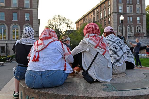 April 29, 2024, New York, New York, USA: The 5pm deadline set by Columbia University announced that there would be students suspended if they donâ€⠢t leave the quad area where the tents are. Many remained while a few folded up their tent. Faculty members are seen wearing bright orange vests. There were a few Israel supporters on the quad but it was essentially 2 against 1000â€⠢s. (Photo: Andrea RENAULT Zuma Press) New York USA - ZUMAg115 20240429_faf_g115_059 Copyright: xAndreaxRenaultx