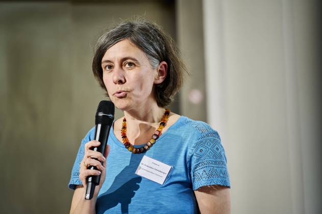 Franziska Tanneberger - Allianz der Pioniere EUR, Deutschland, Berlin, 30.04.2024: Franziska Tanneberger von Greiswald Moor Centrum zur Auftaktveranstaltung Allianz der Pioniere . Die Bundesregierung und Unternehmen setzen auf Paludikultur. Die Initiative toMOORow bündelt das Verbundvorhaben PaludiAllianz und ebnet gemeinsam mit 14 namhaften Unternehmen den Weg für die Wiedervernässung und gleichzeitige (land-) wirtschaftliche Nutzung von Mooren. Paludikultur nennt sich die wirtschaftliche Nutzung von wiedervernässten Mooren.