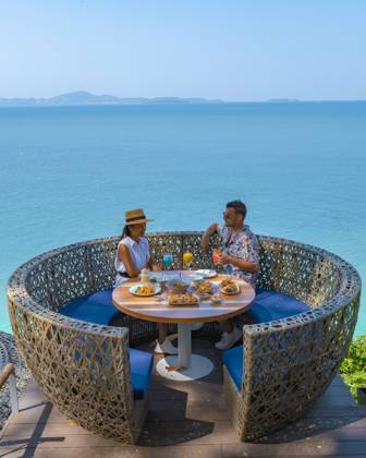 couple having lunch at an restaurant looking out over the ocean of Pattaya Thailand couple having lunch at a restaurant looking out over the ocean of Pattaya Thailand, man and woman having dinner in a restaurant by the ocean in Pattaya during summer Copyright: x RECORD DATE NOT STATED