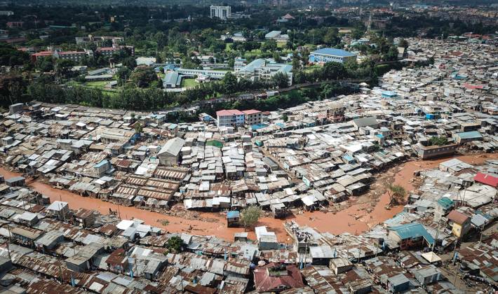 Bilder des Jahres 2024, News 04 April News Bilder des Tages (240430) -- NAIROBI, April 30, 2024 -- Aerial photo taken on April 30, 2024 shows a flood-affected area in the Mathare slums in Nairobi, Kenya. Heavy rains pounding several parts of Kenya and devastating flash floods have left 169 people dead, a government official said. ) KENYA-NAIROBI-FLOODS HanxXu 