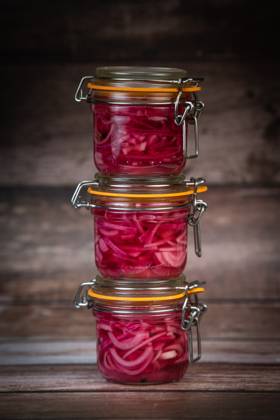 IMAGO Creative, Food, Pickled Onions RECIPE FOR ONION PICKLES IN JARS, WHITE WINE VINEGAR, WHITE WINE, SUGAR, PEPPER RECIPE FOR ONION PICKLES IN JARS, WHITE WINE VINEGAR, WHITE WINE, SUGAR, PEPPER. High quality photo Copyright: xJean-BernardxNadeau RECORD DATE NOT STATED