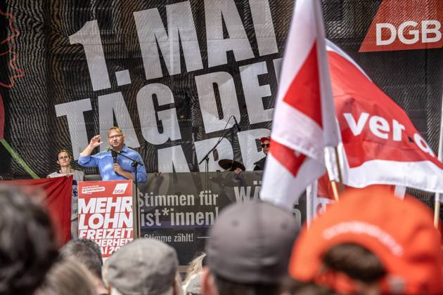Bilder des Jahres 2024, News 05 Mai News Themen der Woche KW18 News Bilder des Tages Maikundgebung des DGB mit Redner Frank Werneke, verdi-Vorsitzender, München, Tag der Arbeit, 1. Mai 2024 Deutschland, München, 1. Mai 2024, Maikundgebung des DGB mit Hauptredner Frank Werneke, verdi-Vorsitzender, Gewerkschaftskundgebung zum 1. Mai auf dem Marienplatz, Gewerkschaften fordern mehr Lohn, eine bessere Work-Life-Balance, mehr soziale Sicherheit, Tag der Arbeit, Feiertag, Bayern,