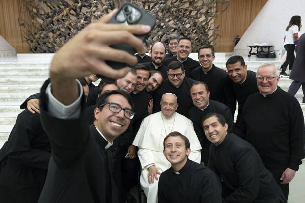 Bilder des Jahres 2024, News 05 Mai News Themen der Woche KW18 News Bilder des Tages ITALY - POPE FRANCIS RECEIVES IN PRIVATE AUDIENCE GENERAL MARK A. MILLEY CHARMAN OF THE JONT CHIEF OF STAFF IN THE VATICAN - 2023 8 21 NO LIBRI Italy, Rome, Vatican, 2024 5 1.Pope Francis during his weekly general audience in Nervi Hall at the Vatican Photograph by VATICAN MEDIA Catholic Press Photo VATICAN VATICAN  Copyright: xIPA ABACAx