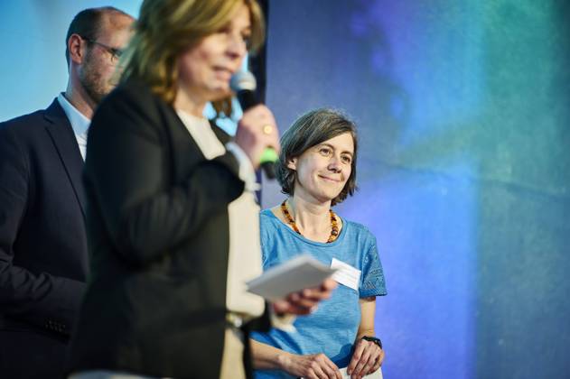 Franziska Tanneberger - Allianz der Pioniere EUR, Deutschland, Berlin, 30.04.2024: Franziska Tanneberger (re) von Greifswald Moor Centrum erhält anlässlich der Auftaktveranstaltung Allianz der Pioniere einen Förderbescheid für weitere Studien. Die Bundesregierung und Unternehmen setzen auf Paludikultur. Die Initiative toMOORow bündelt das Verbundvorhaben PaludiAllianz und ebnet gemeinsam mit 14 namhaften Unternehmen den Weg für die Wiedervernässung und gleichzeitige (land-) wirtschaftliche Nutzung von Mooren. Paludikultur nennt sich die wirtschaftliche Nutzung von wiedervernässten Mooren.