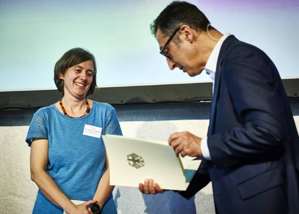 Franziska Tanneberger + Cem Özdemir - Allianz der Pioniere EUR, Deutschland, Berlin, 30.04.2024: Franziska Tanneberger (li) von Greifswald Moor Centrum erhält vom Bundeslandwirtschaftsminister Cem Özdemir (re) anlässlich der Auftaktveranstaltung Allianz der Pioniere einen Förderbescheid für weitere Studien. Die Bundesregierung und Unternehmen setzen auf Paludikultur. Die Initiative toMOORow bündelt das Verbundvorhaben PaludiAllianz und ebnet gemeinsam mit 14 namhaften Unternehmen den Weg für die Wiedervernässung und gleichzeitige (land-) wirtschaftliche Nutzung von Mooren. Paludikultur nennt sich die wirtschaftliche Nutzung von wiedervernässten Mooren.