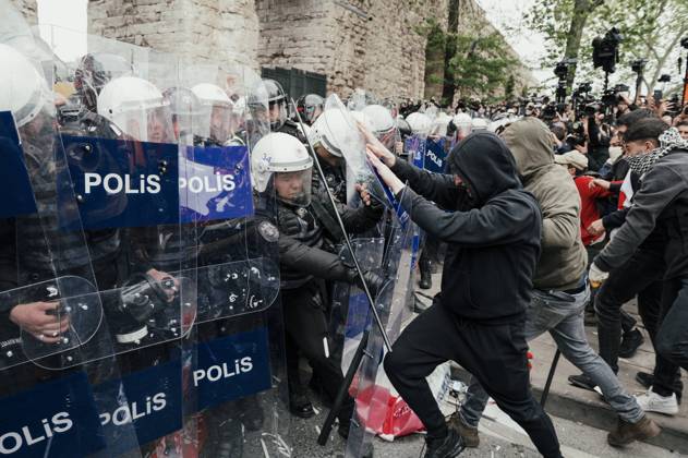 Bilder des Jahres 2024, News 05 Mai News Themen der Woche KW18 News Bilder des Tages May 1 March In Istanbul Protesters are scuffling with riot police as they attempt to defy a ban and march on Taksim Square during a May Day (Labour Day) rally, marking International Workers Day, at the Sarachane Park aqueduct in Istanbul, Turkey, on May 1, 2024. Istanbul Turkey  Copyright: xUmitxTurhanxCoskunx originalFilename: coskun-notitle240501_npoKD.jpg