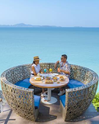 couple having lunch at an restaurant looking out over the ocean of Pattaya Thailand couple having lunch at a restaurant looking out over the ocean of Pattaya Thailand, man and woman having dinner in a restaurant by the ocean in Pattaya during summer Copyright: x RECORD DATE NOT STATED