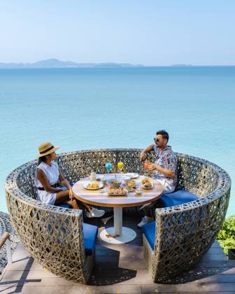 couple having lunch at an restaurant looking out over the ocean of Pattaya Thailand, man and woman having dinner in restaurant by the ocean in Pattaya couple having lunch at a restaurant looking out over the ocean of Pattaya Thailand, man and woman having dinner in a restaurant by the ocean in Pattaya. Copyright: x RECORD DATE NOT STATED