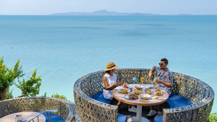 couple having lunch at an restaurant looking out over the ocean of Pattaya Thailand, man and woman having dinner in restaurant by the ocean in Pattaya couple having lunch at a restaurant looking out over the ocean of Pattaya Thailand, man and woman having dinner in a restaurant by the ocean in Pattaya. Copyright: x RECORD DATE NOT STATED