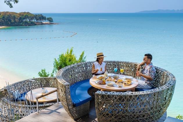 couple having lunch at an restaurant looking out over the ocean of Pattaya Thailand, man and woman having dinner in restaurant by the ocean in Pattaya couple having lunch at a restaurant looking out over the ocean of Pattaya Thailand, man and woman having dinner in a restaurant by the ocean in Pattaya. Copyright: x RECORD DATE NOT STATED